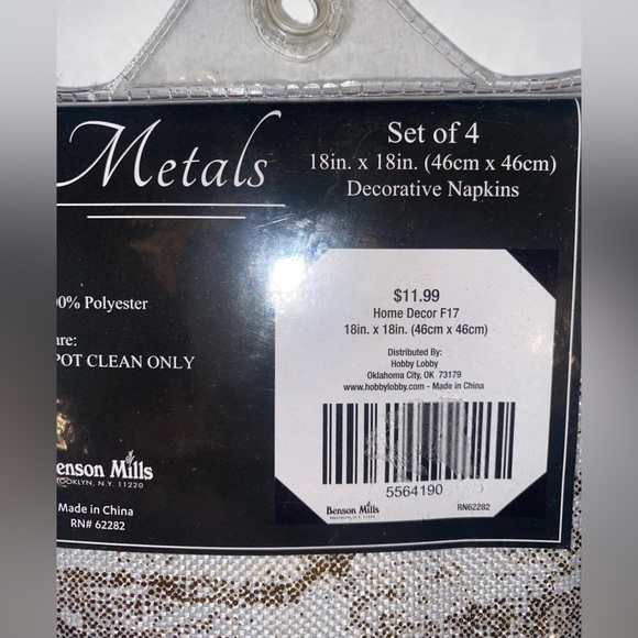 3 Packages Of 4 Each Linen and Gold Fabric Dinner Napkins - Picture 4 of 7